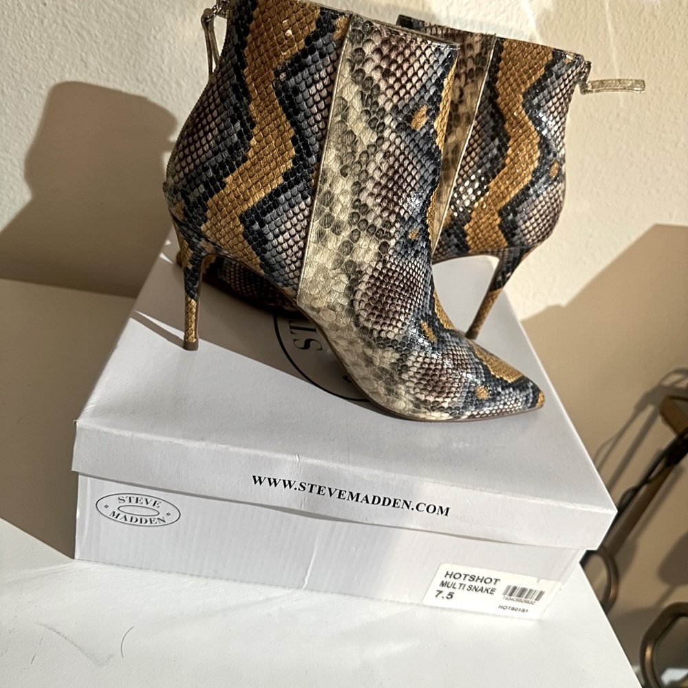 Steve Madden Snake Skin Ankle Boots Size 7.5US